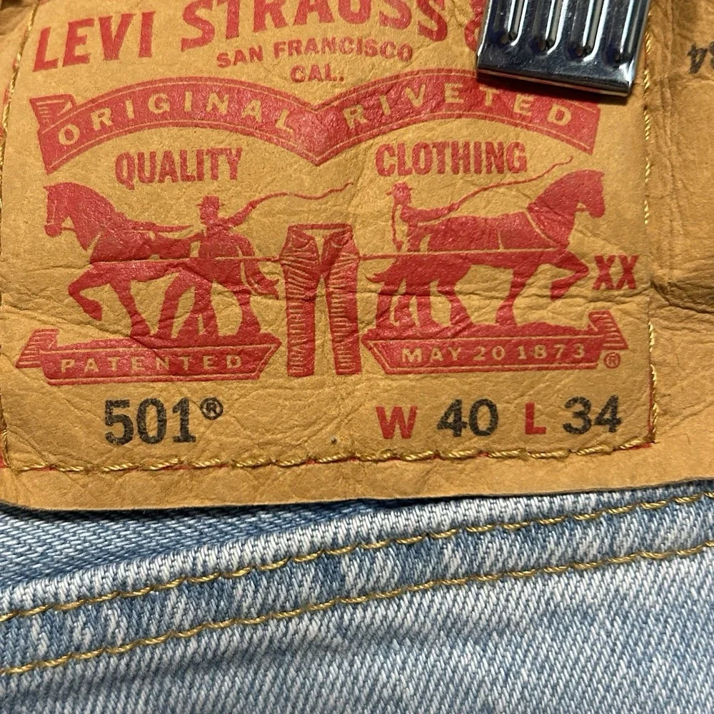 Levis Men's 501 Original Fit Jeans Size 40x34 Blue Light Wash Button Fly Closure